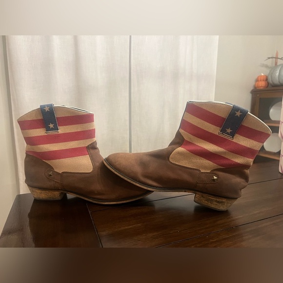 Women's patriotic ankle boots
Size 12 - Picture 2 of 6
